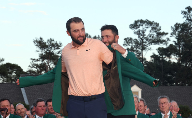 Jon Rahm streift Scottie Scheffler das grüne Jackett für den Sieg beim Masters über