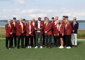 Scottie Scheffler mit der karrierten Jacke und der Trophäe für den Sieg des RBC Heritage