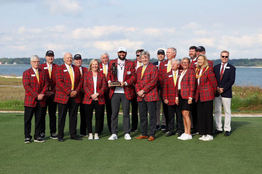 Scottie Scheffler mit der karrierten Jacke und der Trophäe für den Sieg des RBC Heritage