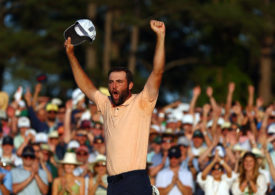 Scottie Scheffler hält seine Kappe in der Hand und jubelt über den Sieg beim Masters.