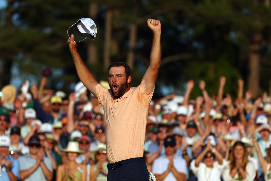 Scottie Scheffler hält seine Kappe in der Hand und jubelt über den Sieg beim Masters.