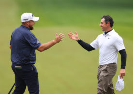 Shane Lowry und Rory McIlroy klatschen ab