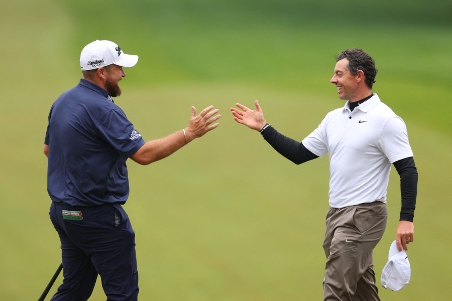 Shane Lowry und Rory McIlroy klatschen ab