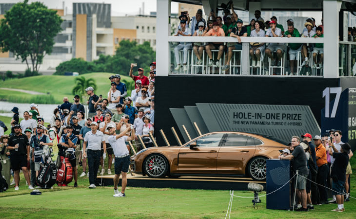 Jesper Svensson beim Abschlag auf der Porsche Singapore Classic 2024