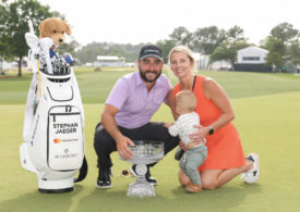 Der detusche Golfer Stephan Jäger präsentiert die Trophäe der Texas Children's Houston Open mit seiner Frau und seinem Kind