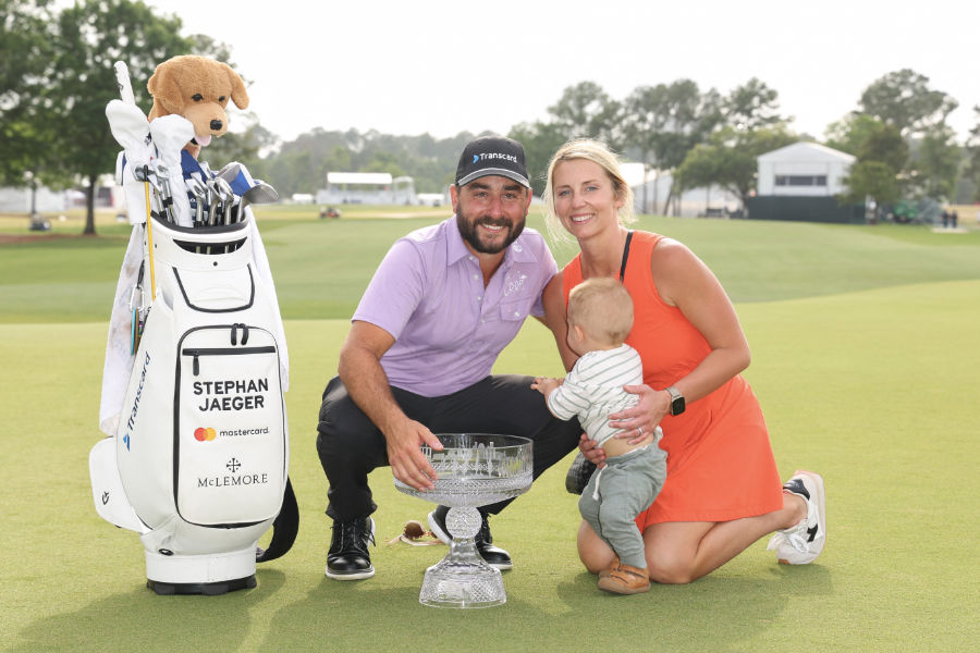 Der detusche Golfer Stephan Jäger präsentiert die Trophäe der Texas Children's Houston Open mit seiner Frau und seinem Kind