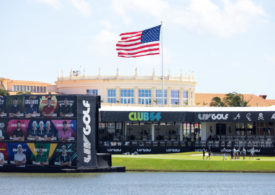 Die LIV Tribünen sind im Trump National Doral Golfclub in Miami aufgebaut. Auch die Flagge der USA weht