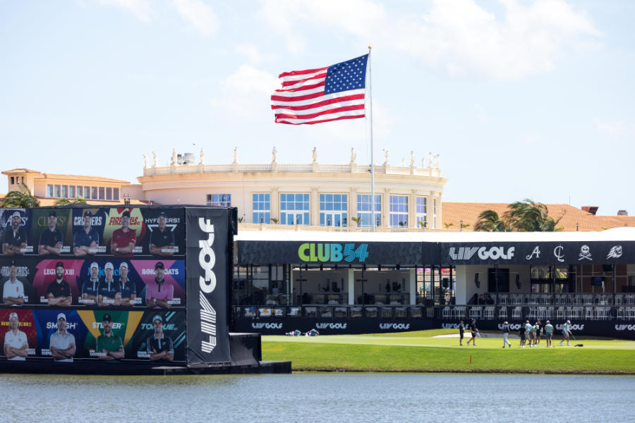 Die LIV Tribünen sind im Trump National Doral Golfclub in Miami aufgebaut. Auch die Flagge der USA weht