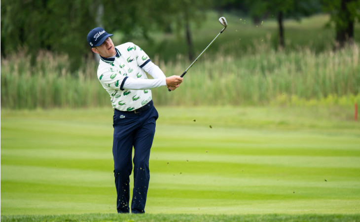 Yannik Paul schlägt den Ball auf der Porsche European Open