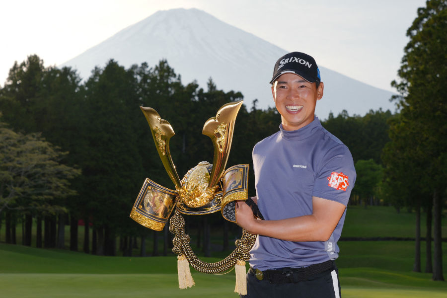 Yuto Katsuragawa mit der Trophäe der ISPS Handa Championship