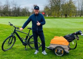 Golfer Dirk Beyer mit seinem Fahrrad und dem Golfbag im Fahrrad-Anhänger