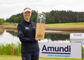 Alexandra Försterling präsentiert die Trophäe der Amundi German Masters