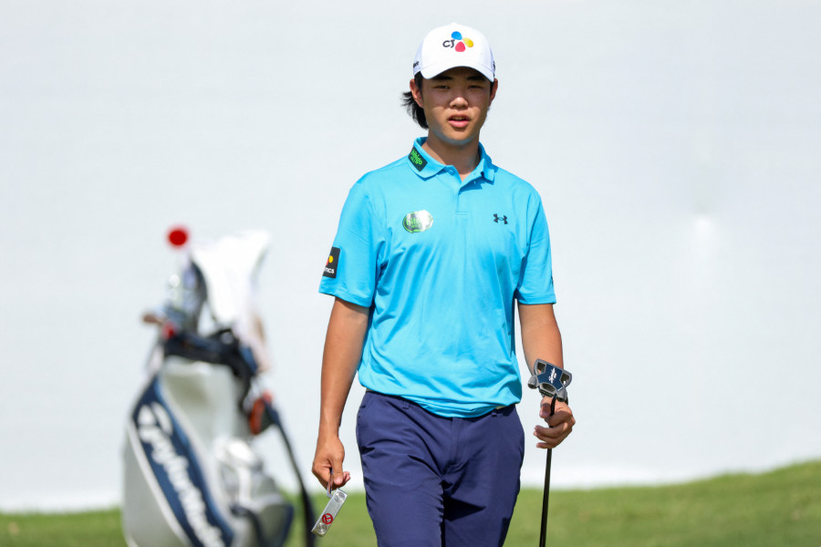 Der Golfer Kris Kim mit seinem Putter