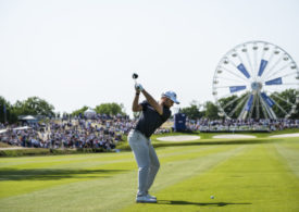 Max Kieffer schlägt vor dem Riesenrad der European Open ab