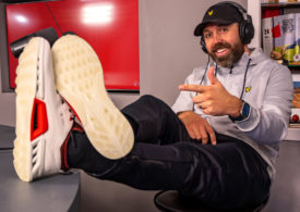 Youtuber Rick Shiels hält die Füße auf den Tisch und zeigt seine neuen Golfschuhe
