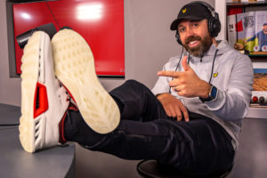 Youtuber Rick Shiels hält die Füße auf den Tisch und zeigt seine neuen Golfschuhe