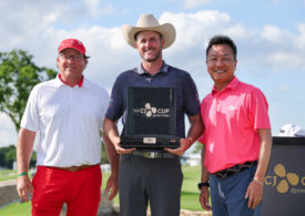 Taylor Prendith mit der Trophäe des THE CJ Cup Byron Nelson