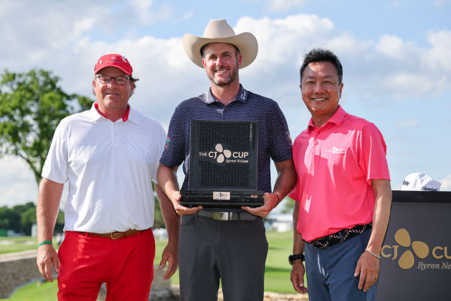 Taylor Prendith mit der Trophäe des THE CJ Cup Byron Nelson