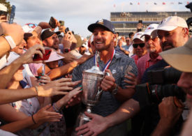 Bryson DeChambeau läuft mit der Trophäe der U.S. Open an den Zuschauern vorbei