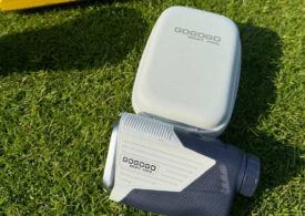 Ein Rangefinder liegt auf dem Golfplatz