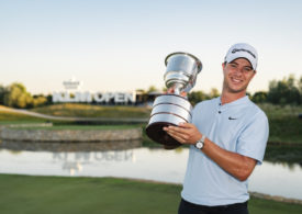 Guido Migliozzi stemmt die Trophäe der KLM Open