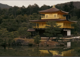 Ein traditionelles japanisches Gebäude vor einem See