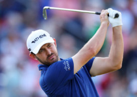 Patrick Cantlay schwingt das Eisen und schaut dem Ball hinterher