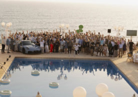 Die Teilnehmer am Porsche Golf World Final 2024 an einem Pool