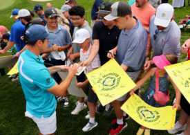 Viktor Hovland schreibt Autogramme beim Memorial Tournament