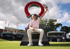 Cameron Davis mit der Trophäe für den Gewinn der Rocket Mortgage Classic