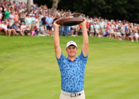 Davis Thompson stemmt die Trophäe für den Gewinn des John Deere Classic in die Höhe