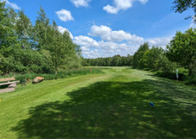 Ein Fairway auf einem Golfplatz