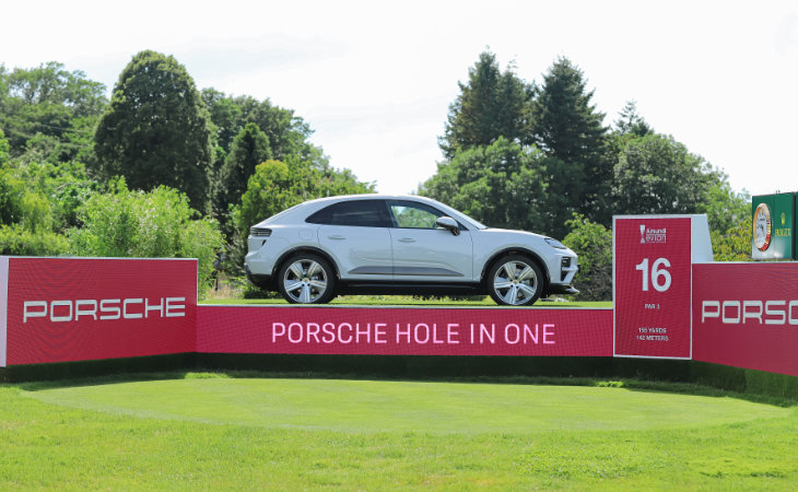 Ein Porsche-Wagen als Hole-in-One Car der Amundi Evian Championship