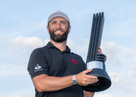 Jon Rahm präsentiert die Trophäe für den Sieg des LIV-Turniers in England.