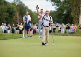 Bernhard Langer winkt den Fans nach seinem letzten Putt auf der BMW International Open 2024.
