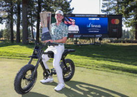 Nick Dunlop mit der Trophäe für den Sieg der Barracuda Championship 2024