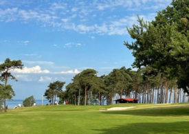 Ein Golfplatz am Meer