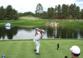 Hideki Matsuyama schlägt einen Ball vor einem Wasserhindernis im Castle Pines Golf Club