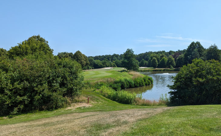 Ein Teich auf einem Golfplatz
