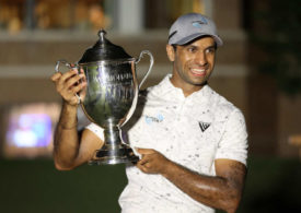 PGA-Tour: Aaron Rai gewinnt die Wyndham Championship und hält die Trophäe in die Kamera