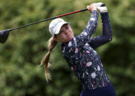 Sarah Schmelzel beim Abschlag mit dem Driver