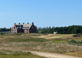 Ein Clubhaus auf einem Golfplatz
