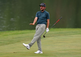 Angel Hidalgo mit einem Ausfallschritt auf einem Green