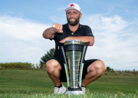 Jon Rahm posiert mit der Trophäe für den LIV-Saisonsieg