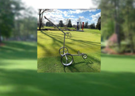 Ein Golftrolley der Marke JuCad