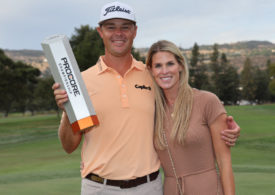 Patton Kizzrie mit seiner Ehefrau und der Trophäe für die gewonnene PROCORE Championship