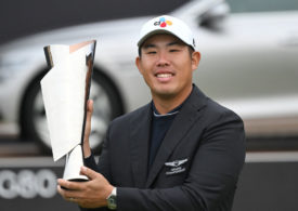 An-Byeong Hun mit dem Pokal für den Gewinn der Genesis Championship