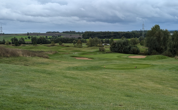 Grüne Wiesen und Sandbunker auf einem Golfplatz