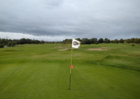 Eine Fahne auf einem Golfplatz