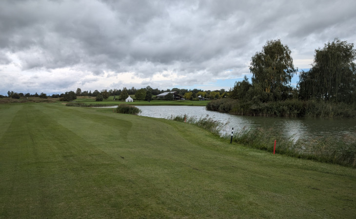Ein Wasserhindernis auf einem Golfplatz